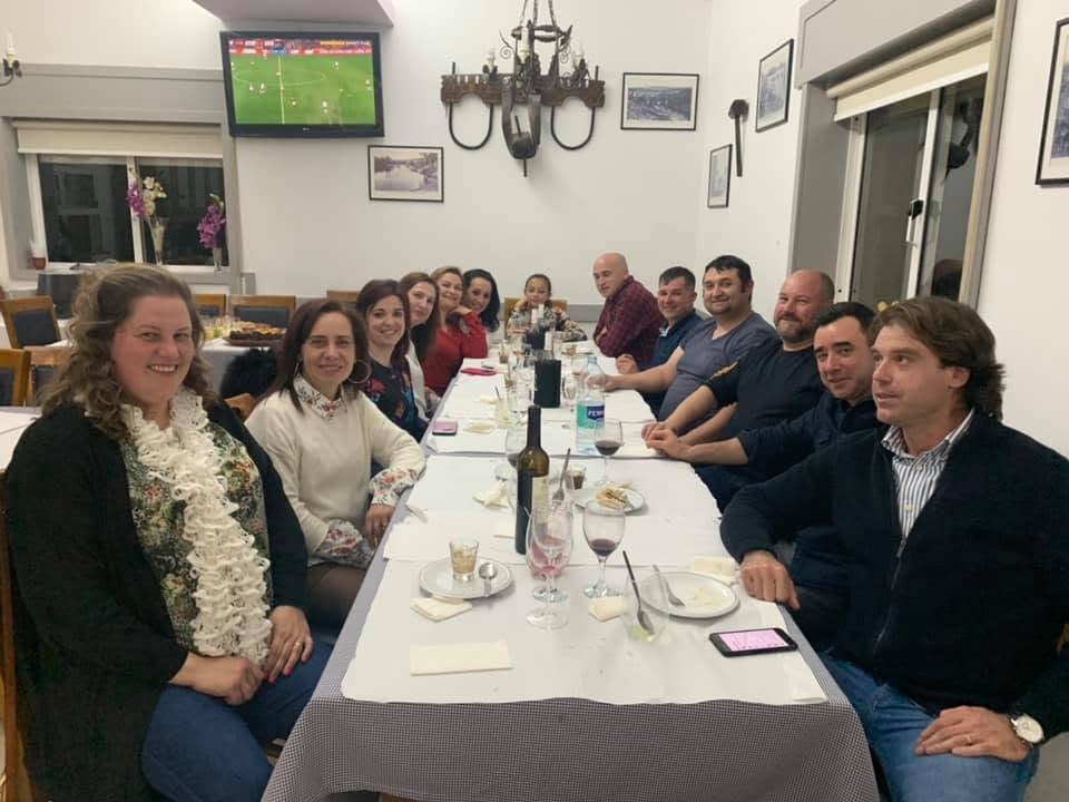 Família entre clientes e famílias no Restaurante Silva