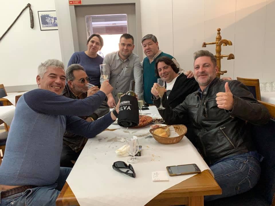 Amizade entre clientes e famílias no Restaurante Silva