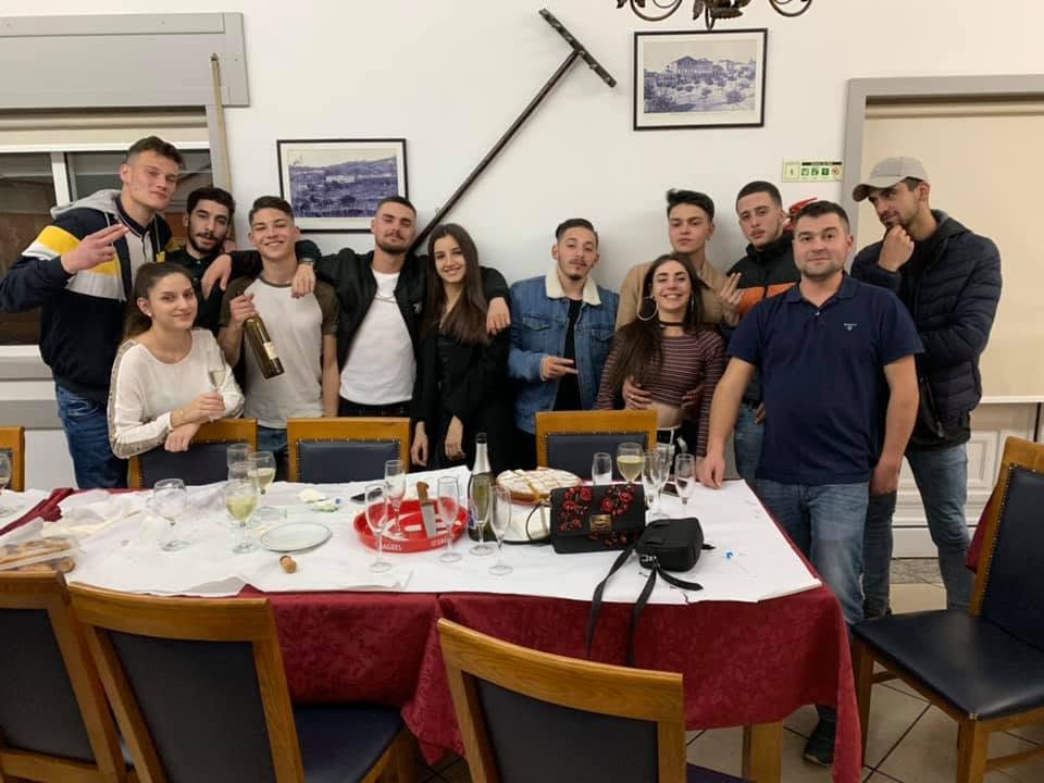 Alegria entre clientes e famílias no Restaurante Silva