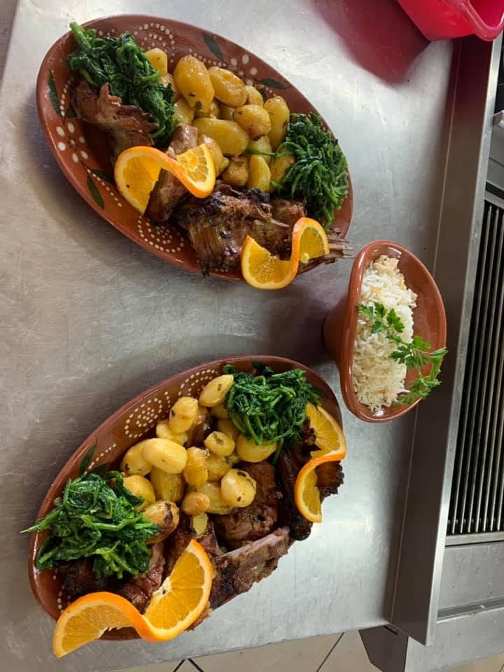 Travessas de carne, batatas e legumes preparadas no Restaurante Silva